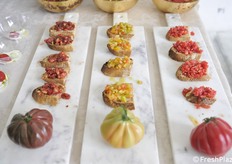 Un catering ha preparato un buffet utilizzando diverse tipologie di verdure Enza Zaden. Qui le bruschette con diverse tipologie di pomodoro