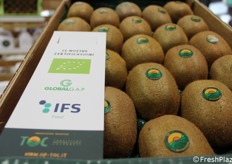 Le certificazioni in possesso della Op TOC. Il kiwi è uno dei prodotti aziendali.