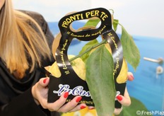 In fiera a Madrid, La Costiera ha lanciato una nuova confezione: "Pronti per te" - il limone da gustare, da mangiare e da grattugiare. Da notare, le dimensioni dell'agrume.