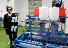Bassi Seminatrici è al primo anno di esposizione alla fiera di Madrid. Margherita Bassi posa orgogliosa vicino a una delle seminatrici dell'azienda di famiglia.