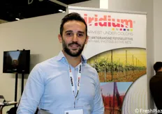 In visita in fiera, Alessandro Gagliardo di Agrintech, nello stand di un rivenditore delle reti antigrandine fotoselettive Iridium.