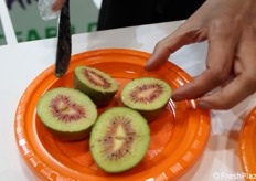 Kiwi rosso, in conversione Demeter, proposto dalla AgricolliBio.