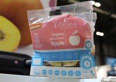 Mela bio, a marchio Vitaina, sottoposta al metodo di disidratazione antiossidativa a freddo Soft-DRY®. Uno snack pratico, salutare e anche gustoso, biologico/biodinamico e sostenibile.