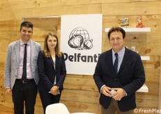 Federico Zanoni e Francesco Delfanti della Delfanti Spa, in posa insieme alla sorridente Mihaela.