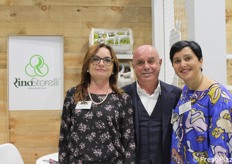 A rappresentare l'azienda pugliese di import-export Dr. Rino Storelli: Rosa Piera Dell'Olio, Rino Storelli e Rosalba Amoruso.