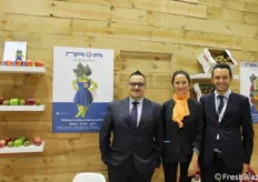 Alessandro Valenziano (sales manager Asia e Medio Oriente) e Luigi Antresini (sales manager) di Nava, insieme alla sorridente Maria.