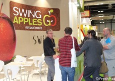 Resistente alla ticchiolatura, multitollerante, bicolore, dalla lunga shelf life, con brevetto varietale 2018, disponibile tutto l'anno, natural more: tutto questo è Swing Apple!