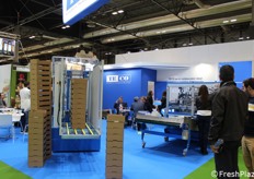 Manager impegnati allo stand della TECO, azienda specializzata in macchine per il packaging.
