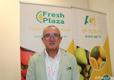 In visita allo stand di FreshPlaza, Luca Bernardini della ditta 2M Exotic Fruits che commercializza ananas per via aerea a marchio Anana'.