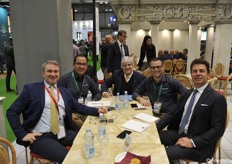 Piero, Alessandro e Paolo Dal Bello di Sife (marchio Lola) insieme a due operatori esteri