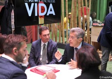 Riccardo e Giovanni Zanzi intenti a spiegare il nuovo kiwi rosso Red Kibi