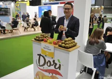Kevin Au Yeung mostra un kiwi a marchio Dorì