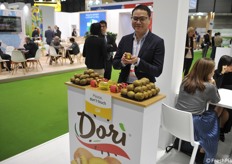 Kevin Au Yeung mostra un kiwi a marchio Dorì