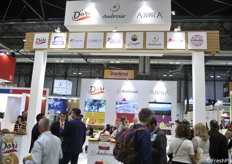Lo stand collettivo con i marchi kiwi Dorì, mela Ambrosia e uva Arra, sotto l'ombrello di RK Growers