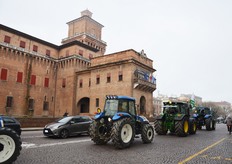 Davanti al castello Estense