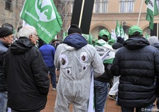 Esorcizzare la cimice attaccandosela addosso...