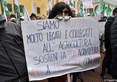 Tanti i cartelli che richiamavano a sostenere il comparto agricolo