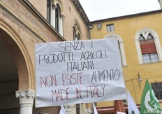 Tanti i cartelli che richiamavano a sostenere il comparto agricolo
