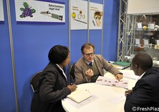 Enrico turoni della TR Turoni, mentre parla con un cliente straniero