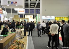 Visitatori fra gli stand italiani