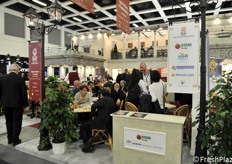 Lo spazio affollatissimo della Som, grossista del Maap di Padova