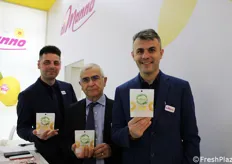 Daniele Di Manno (sales manager), Salvatore Di Manno (presidente e CEO) e Stefano Di Manno (sales manager) presentano i loro nuovi prodotti