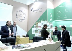 Impegnati con dei clienti, i responsabili di Adercarta, azienda di Brescia, ci regalano un sorriso