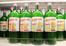 Bottiglie in vetro verde per proteggere il succo all'interno. Il succo convenzionale si presenta in formato da 1 litro