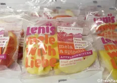 "Leni's mele with Liebe" ovvero "Leni's mele con amore". Nuovo logo in tre lingue anche per la mela a spicchi