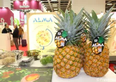 Frutta dal mondo: ananas importati per via aerea