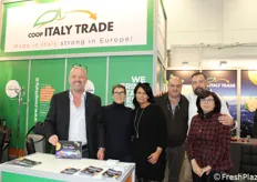 Il made in Italy forte in Europa! Tuona così il claim della coop Italy Trade. In foto, la squadra presente in fiera
