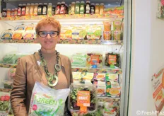Valérie Hoff, direttore marketing e comunicazione de La Linea Verde, detentrice del marchio DimmiDiSì. In foto con le ultime novità aziendali nel segno della sostenibilità: "Un Sacco Green" e "Smart! La Vaschetta intelligente"