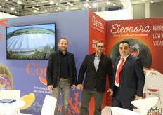 Da destra: Salvatore e Marco Lotta insieme a un cliente. 