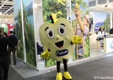 La mascotte della mela Melinda saluta i visitatori.