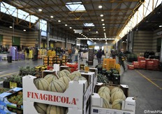 L'attività al mercato, verso le 7 del mattino, è ormai in esaurimento