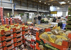 L'offerta al mercato comincia ad arricchirsi di frutta estiva 