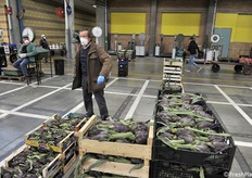 Un produttore con i propri carciofi