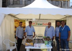 Umberto D'Uva (resp. amministrativo), Giovanni Casiraghi (resp. commerciale), Rocco D'Uva (vice-presidente Op), Christian Sacchini (commerciale) e Domenico Formica (agronomo) di Op kiwi Sole