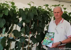 Francesco Maule, titolare dei vivai ExoticPlant, presenta una rivista in cui sono contenute specie vegetali particolari