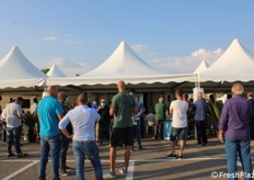 Visitatori accorsi allo stand delle relazioni