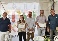 Il momento della consegna delle targhe commemorative al termine dei lavori.