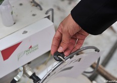 Ogni fila di pomodoro è identificata da un chip sul quale agisce, tramite smartphone, l'operatore