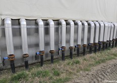 Dal sistema riscaldante l'acqua passa poi, attraverso una fitta rete di tubi, sotto le serre