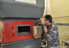 Federico Magagna apre il bruciatore a cippato