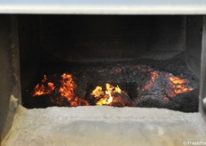 L'alimentazione del cippato è in continuo e si regola in automatico a seconda dell'energia necessaria per mantenere in temperatura l'acqua circolante nel terreno 