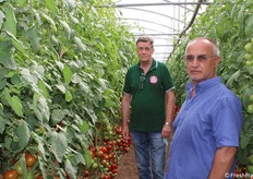 Faliero Liverani (direttore commerciale SAIS) e un visitatore nella serra vetrina