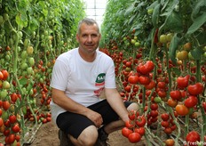 Piero Pannone mostra un grappolo di Irvin F1