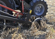 Particolare della macchina per scavare l'aglio