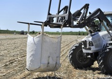 I jumbo bag vengono caricati sui carri per il trasporto nel centro aziendale