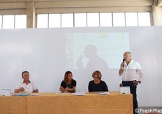 Il prof. Salvatore Barbagallo (in piedi) al tavolo dei relatori